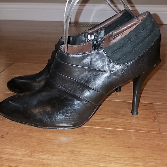 MODERN VINTAGE size 8 black buttery leather bootie 3.5” heel with side zip. - Picture 2 of 8